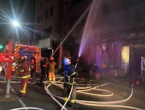 台湾高雄一民宅起火致3人死 家具杂物燃烧严重