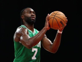 NBA采访｜杰伦布朗回应字母哥假握手：他就是个孩子 而我专注赢球 逆转雄鹿赛后发声